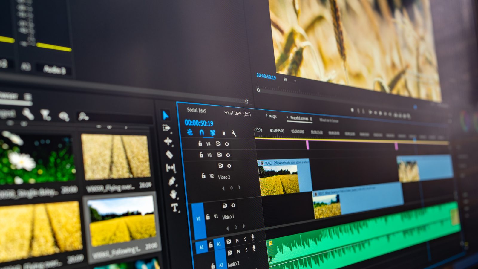 Arbeitsplatz mit Videoschnitt-Software